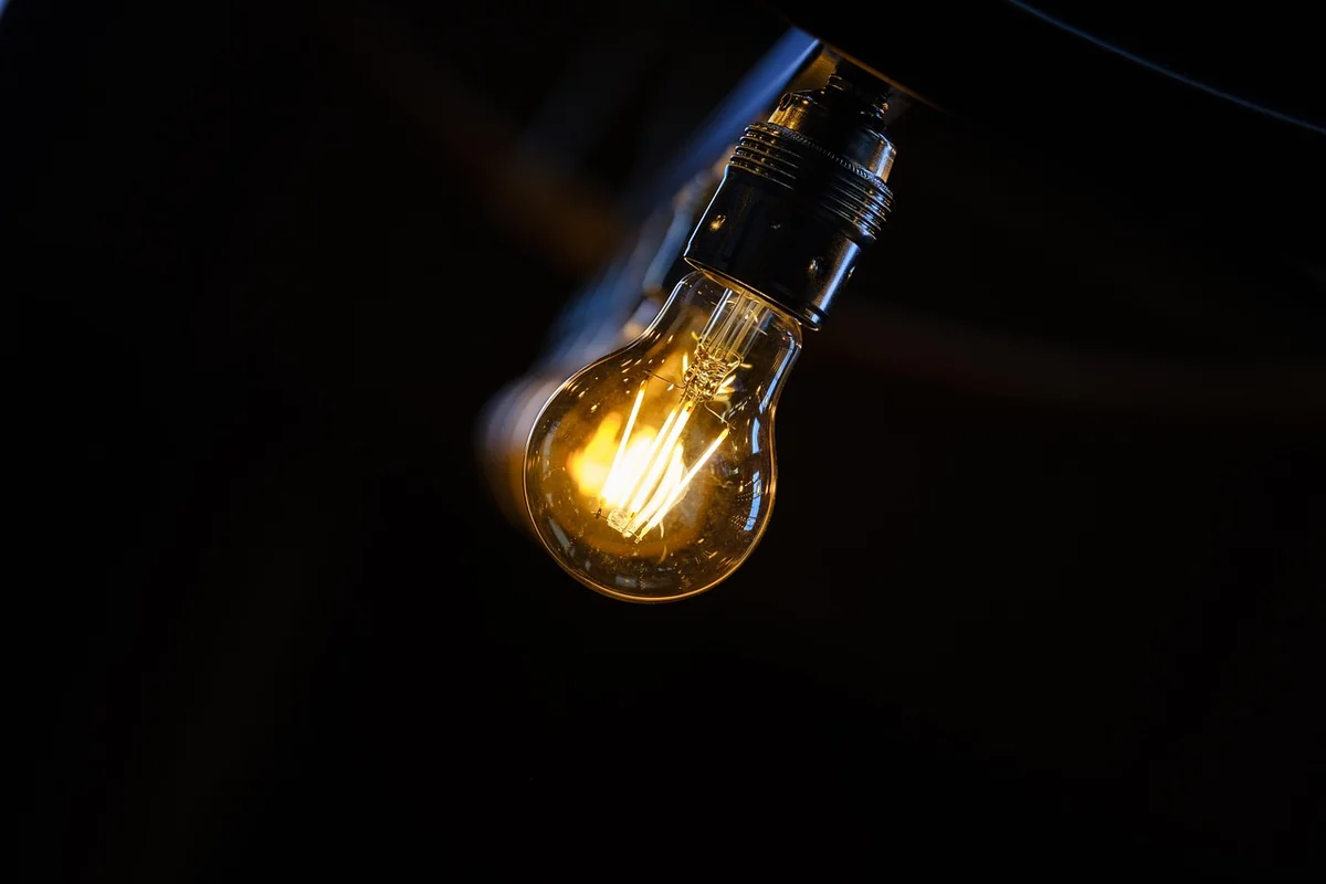 Tableau comparatif : consommation et coût réel par type d'ampoule