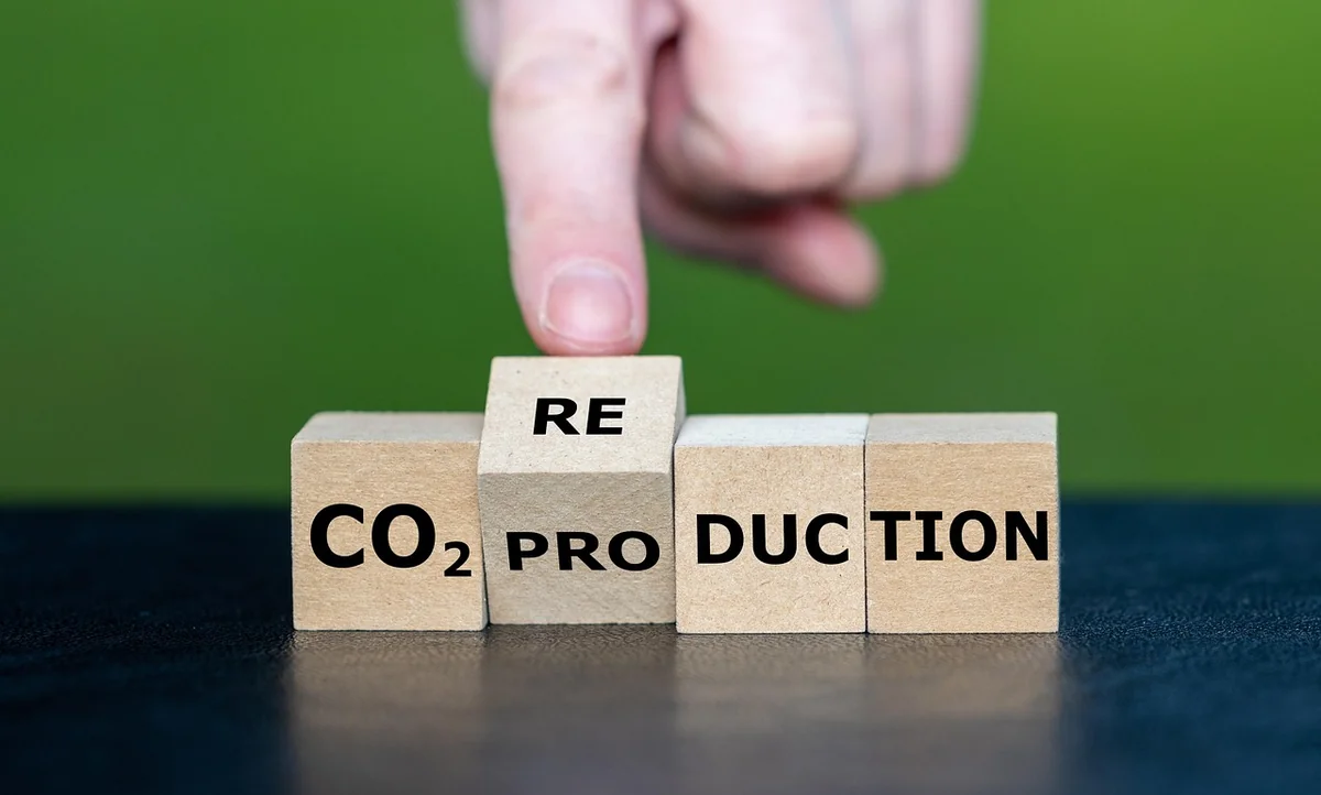 Guide pratique 2026 pour réduire son empreinte carbone à la maison efficacement